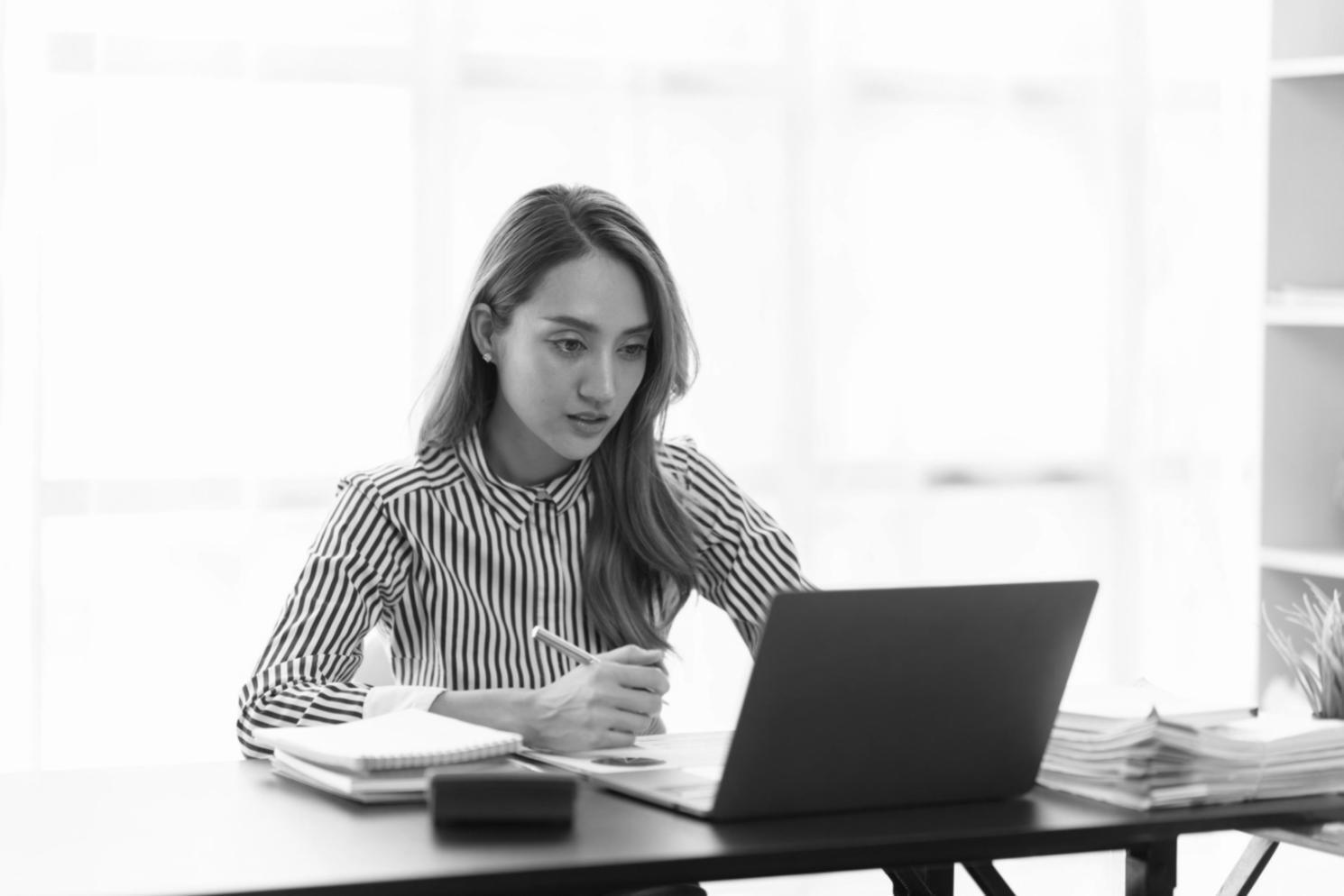 Unser Team bei der Finanzplanung in modernem Büro